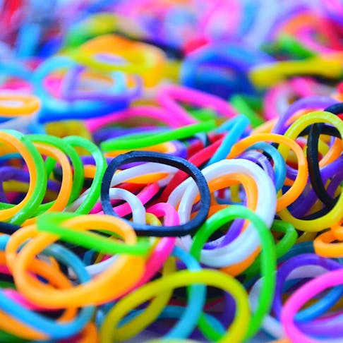 a picture of many colorful rubberbands